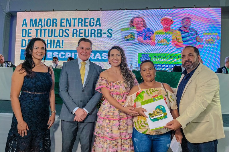 Prefeita Cord Lia Torres Realiza A Entrega De Mais De Mil T Tulos