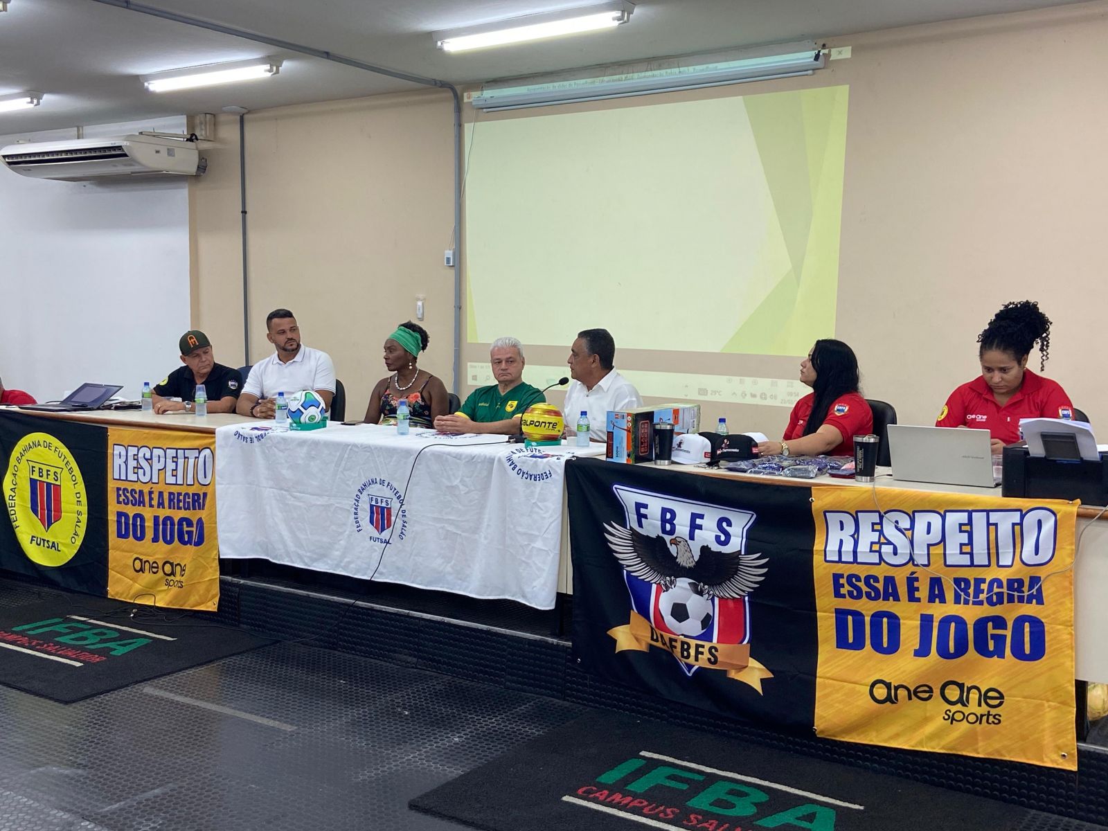 Membros da Secretaria de Esporte de Eunpolis participam de evento estadual de futsal em Salvador - (Foto: Divulgao)