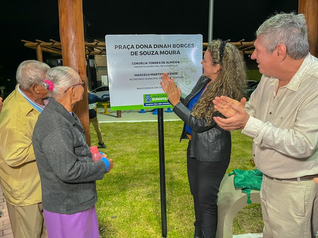 Prefeita Cordélia Torres inaugura praça no bairro Alto da Boa Vista