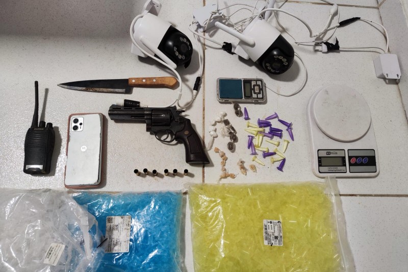 Foto: Divulgação - Polícia Militar recupera veículo roubado e apreende arma de fogo e drogas ilícitas em ação policial na cidade de Guaratinga