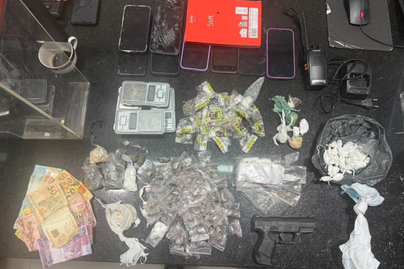 Foto: Divulgação - Polícia Militar apreende drogas e prende suspeitos durante operação em Guaratinga