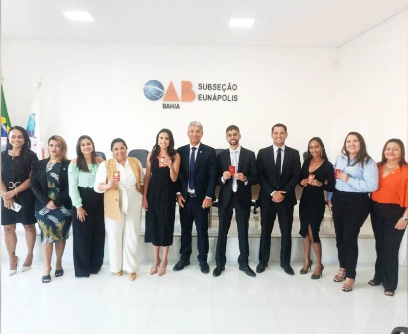 Novos advogados e advogadas recebem carteira profissional da OAB em Eunápolis. (Foto: Divulgação)