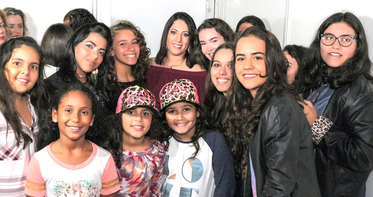 Prefeita Cludia Oliveira recepcionou as Fs que ficaram em cima do palco com o cantor. (Foto: Divulgao)