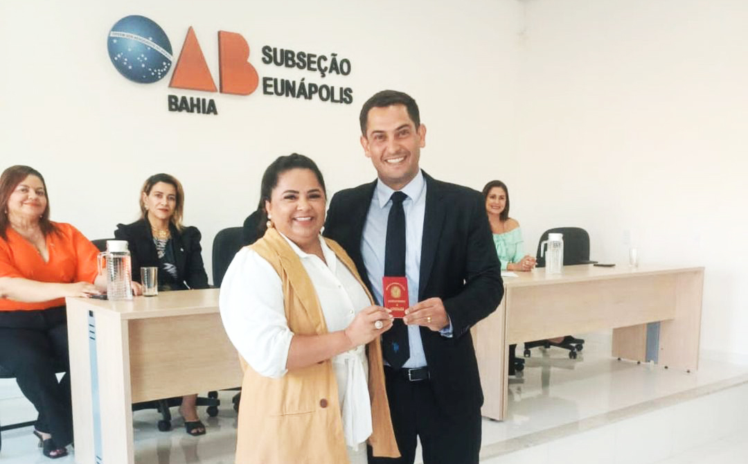 Advogada, Edleuza Alves Viana, moradora de Itabela, recebe sua carteira profissional da OAB. (Foto: Divulgação)