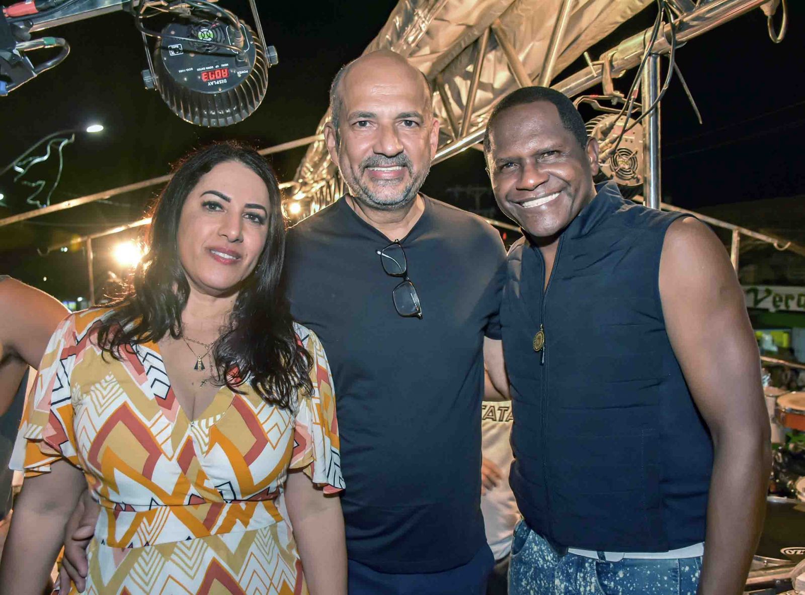 Prefeita Cláudia Oliveira, ao lado do esposo Robério Oliveira e do cantor Tatau. (Foto: Divulgação)