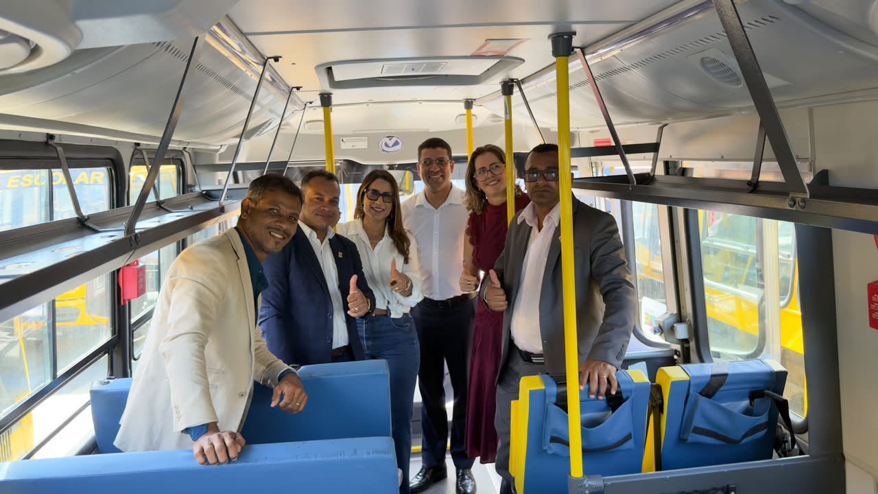 Prefeito Flauzino e deputada Cl�udia Oliveira recebem novo �nibus escolar do governador Jer�nimo para Itabela