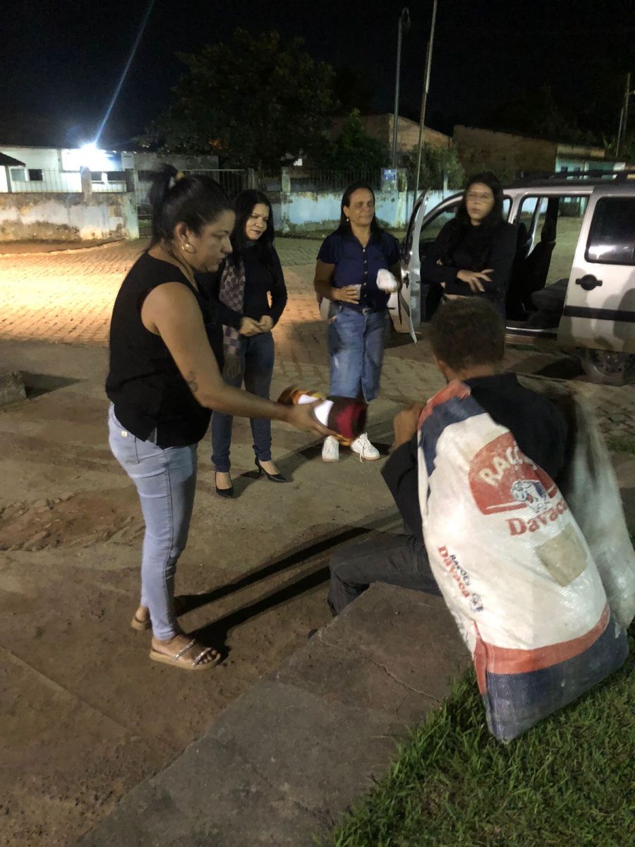 Ao do CREAS leva acolhimento e entrega de cobertores para pessoas em situao de rua em Itabela - (Foto: Divulgao) 