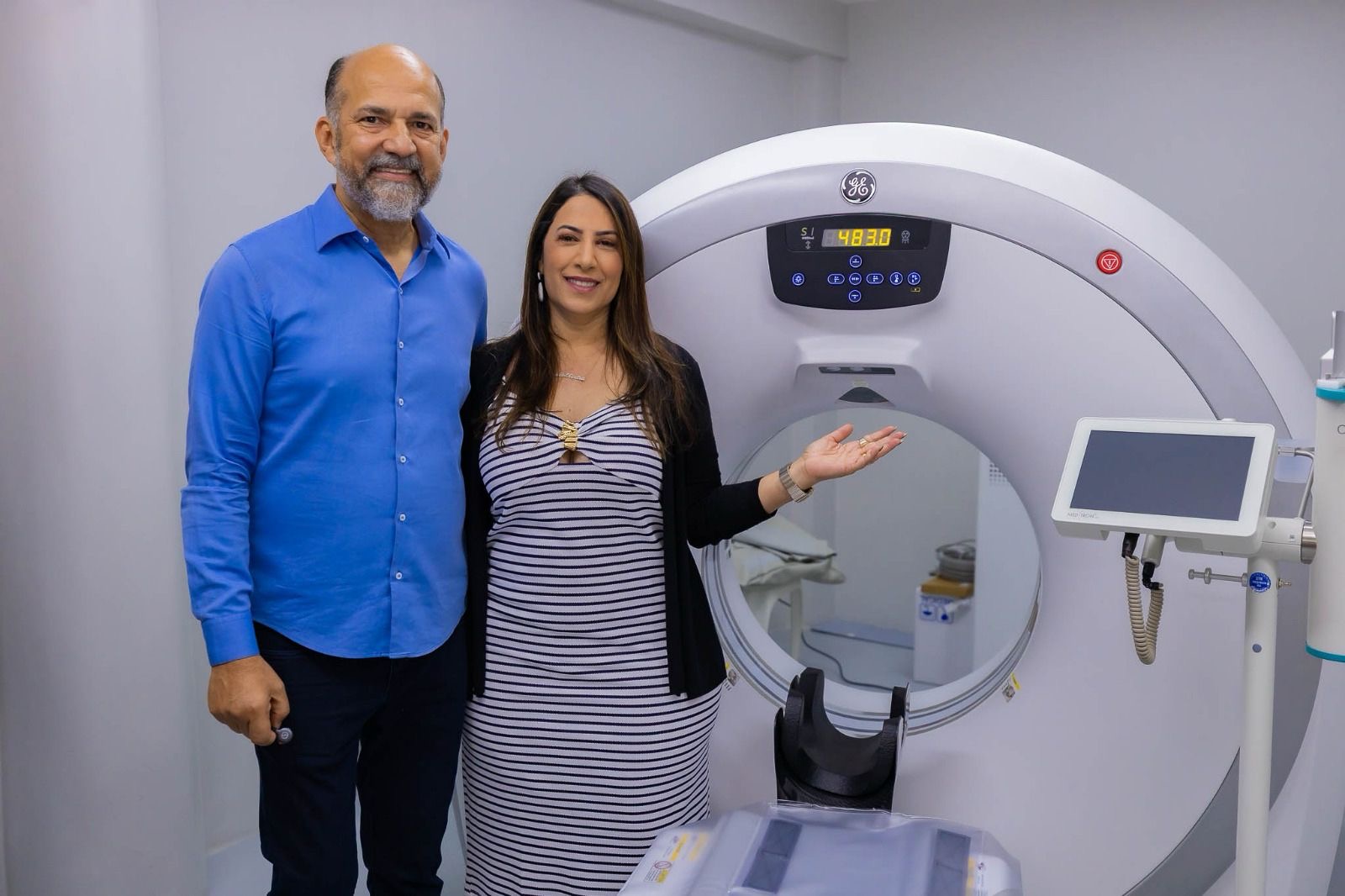 HGE em novo patamar: Rob�rio entrega tom�grafo, sala de medica��o e Enfermaria; SAMU, Educa��o e Assist�ncia Social recebem novos ve�culos