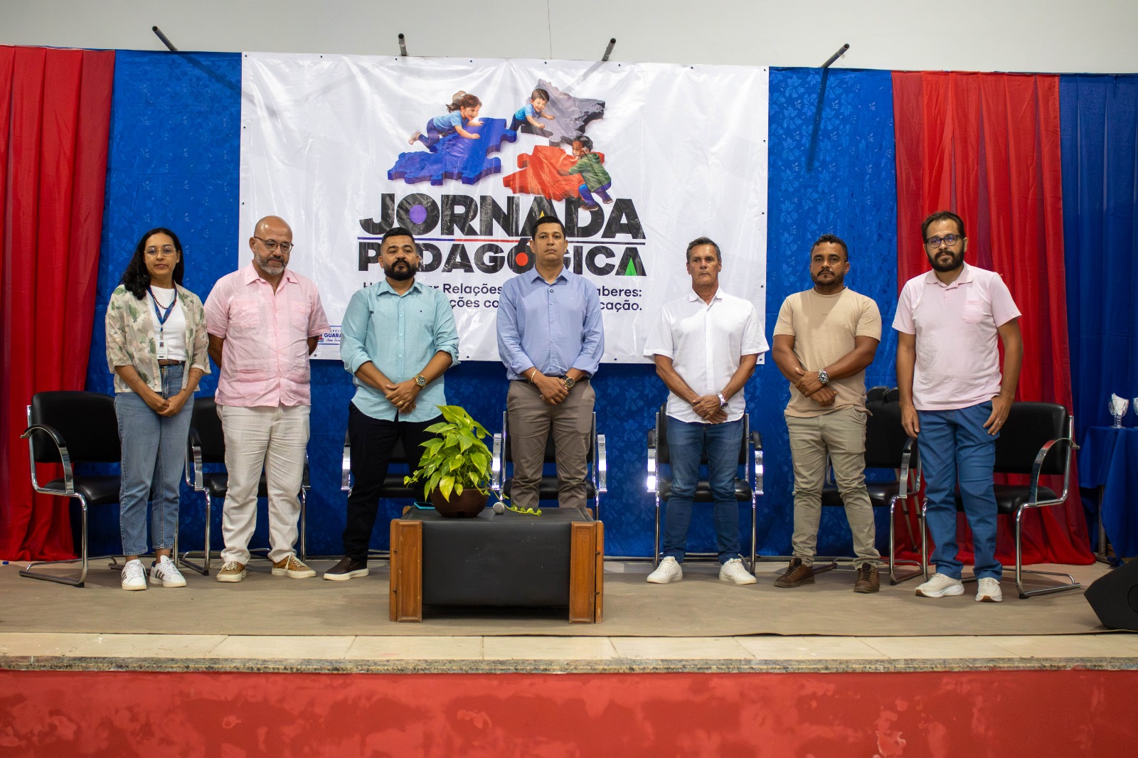  Prefeito Gandhi anuncia reajuste salarial acima do piso para professores de Guaratinga. (Foto: Marcos Le�o)