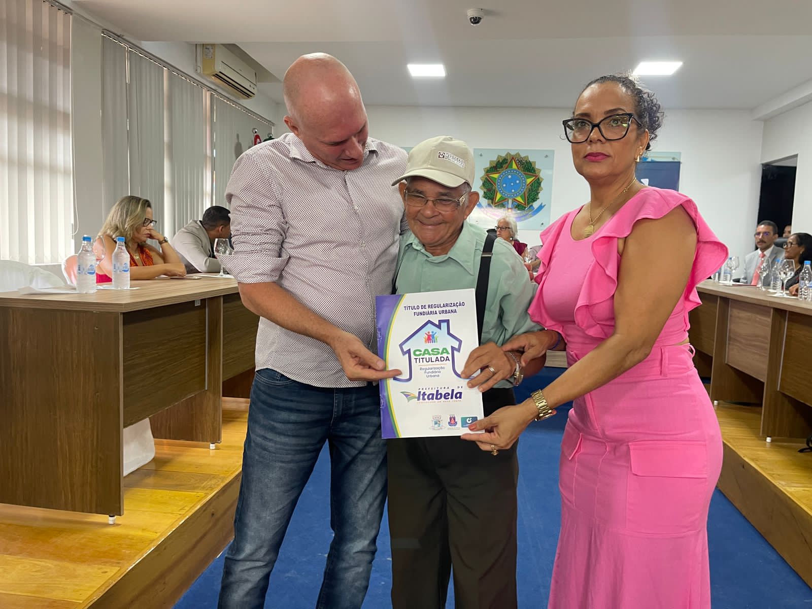 Itabela realiza entrega de títulos de propriedade aos moradores do bairro Village - (Foto: Divulgação) 