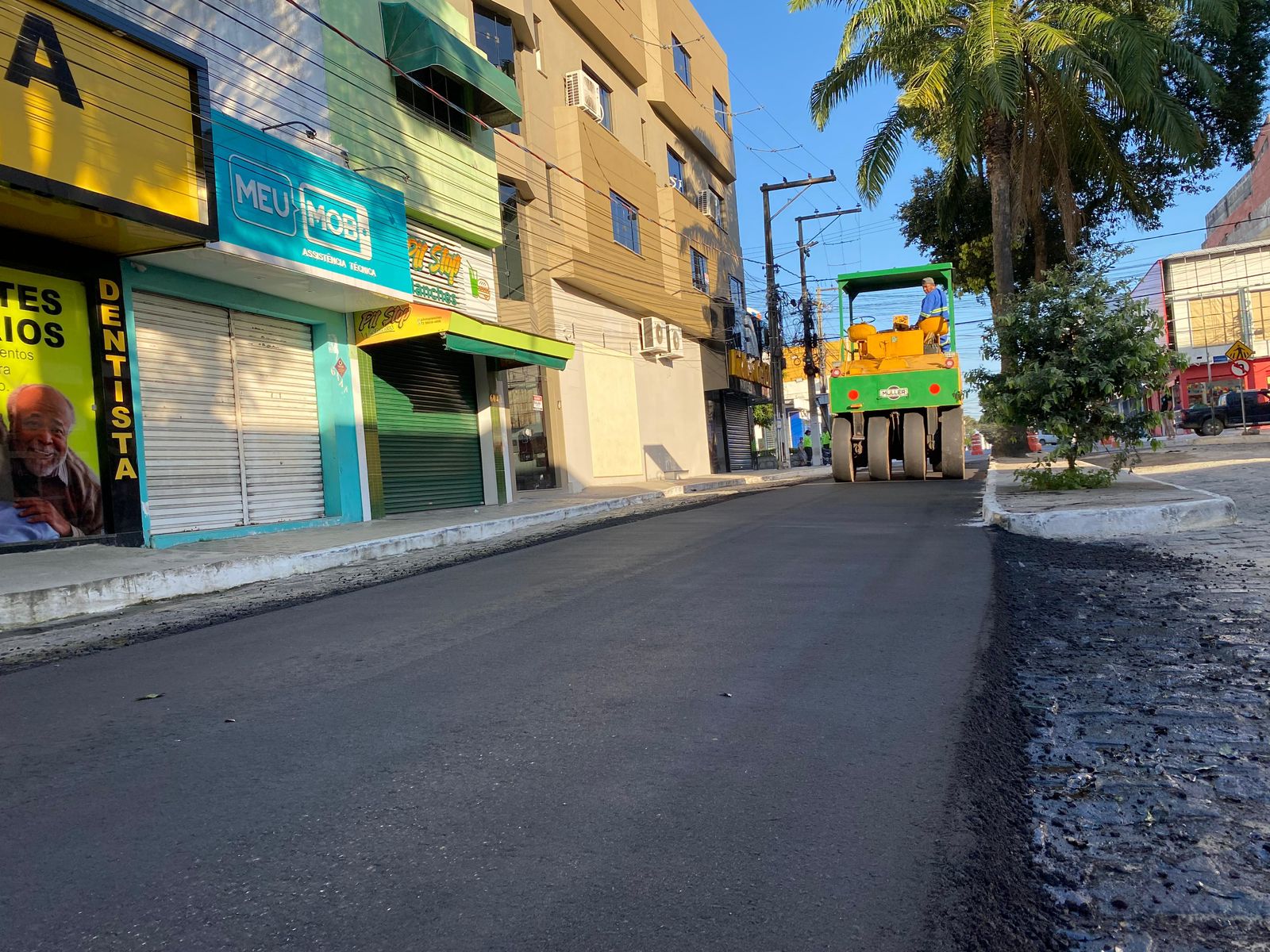 Chegou no Centro: Prefeitura de Eunpolis inicia asfaltamento na rua Dom Pedro II - (Foto: Divulgao)