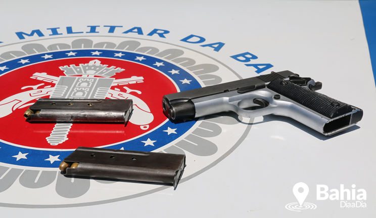 Pistola 380 foi apreendida com a dupla. (Foto: Alex Barbosa/Bahia Dia a Dia)
