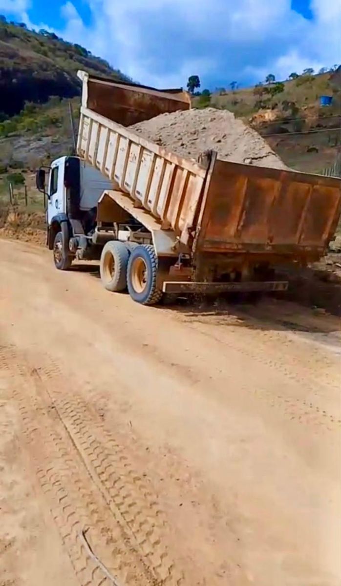 Prefeitura de Guaratinga realiza melhorias em mais de 23 km de estradas no Crrego do Ouro