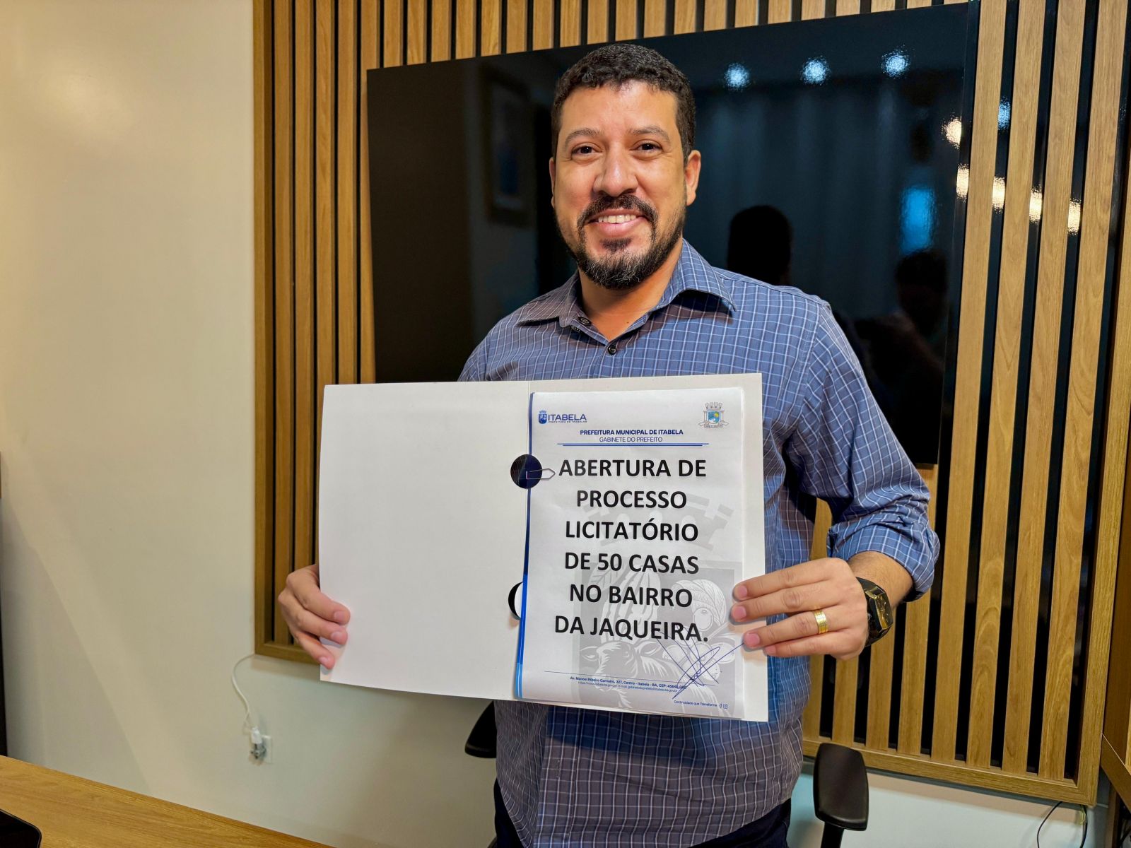 Prefeito Ricardo Flauzino assina abertura de processo licitat�rio para constru��o de 50 casas populares no bairro da Jaqueira