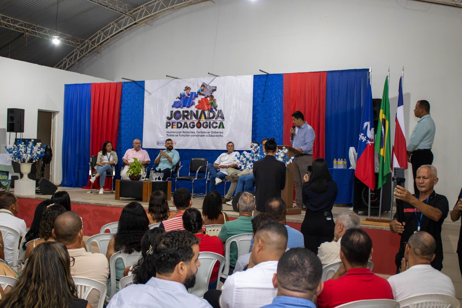  Prefeito Gandhi anuncia reajuste salarial acima do piso para professores de Guaratinga. (Foto: Marcos Le�o)