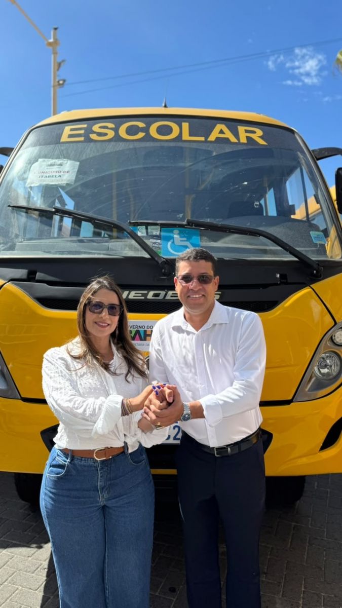 Prefeito Flauzino e deputada Cl�udia Oliveira recebem novo �nibus escolar do governador Jer�nimo para Itabela