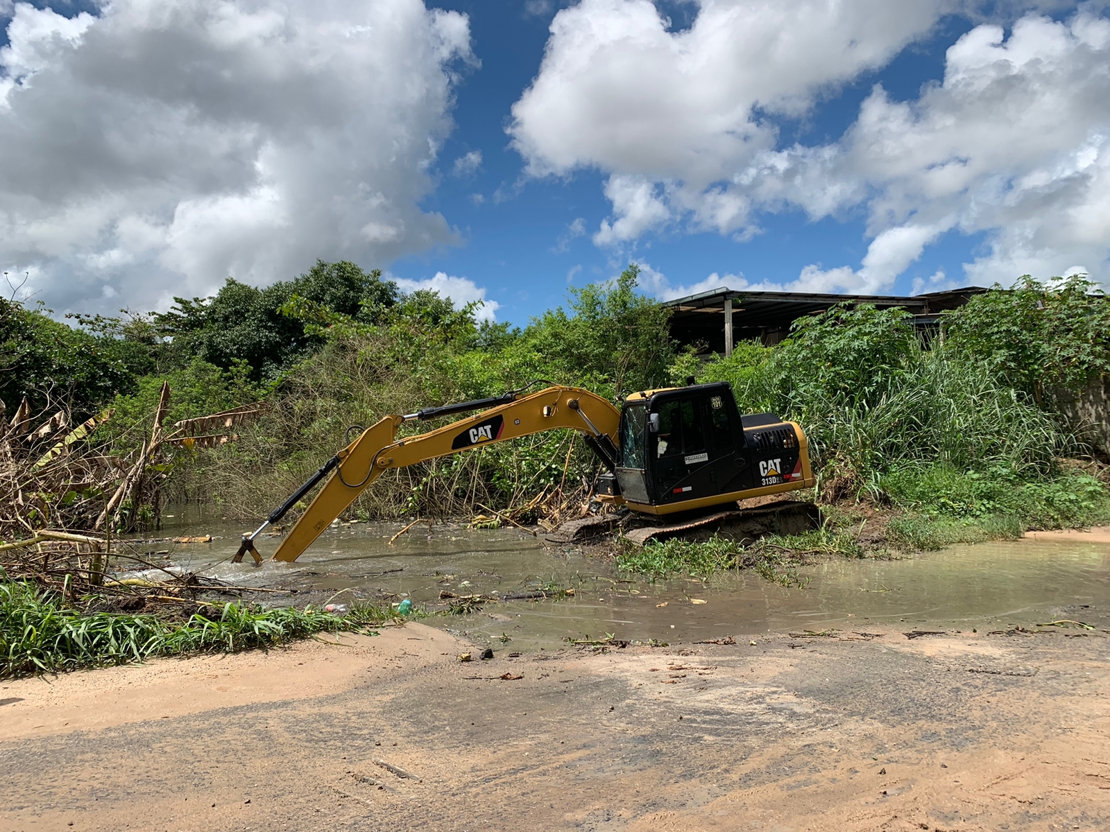 Prefeitura de Eunápolis desobstrui outra represa no bairro Rosa Neto para evitar alagamentos - Foto: Divulgação 