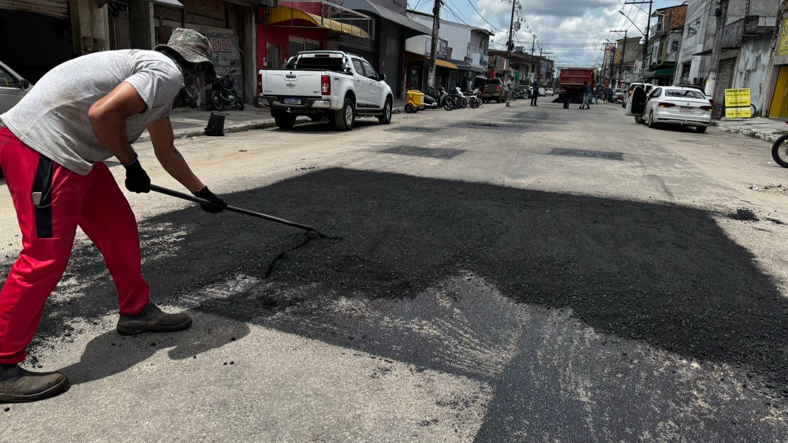 Com tempo firme, Prefeitura de Eunpolis intensifica operao Tapa-Buracos e patrolamento; pavimentaes sero retomadas