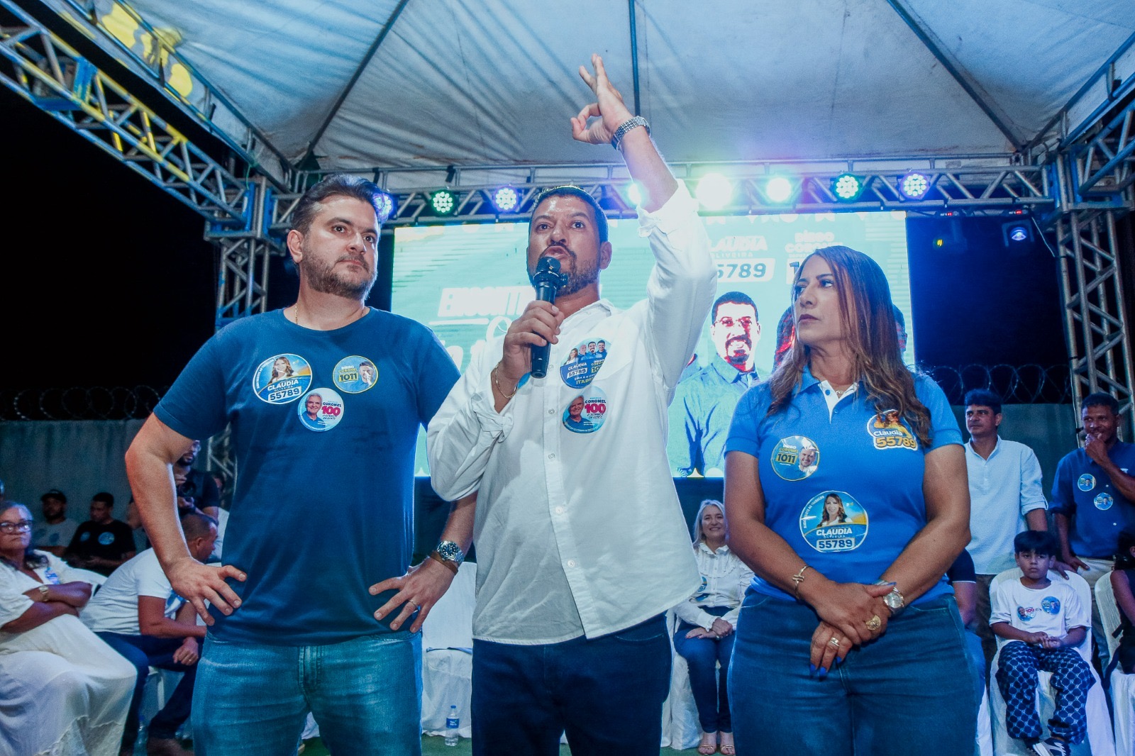 Flauzino e Francisqueto re�nem multid�o em encontro pol�tico com Cl�udia Oliveira e Diego Coronel em Itabela