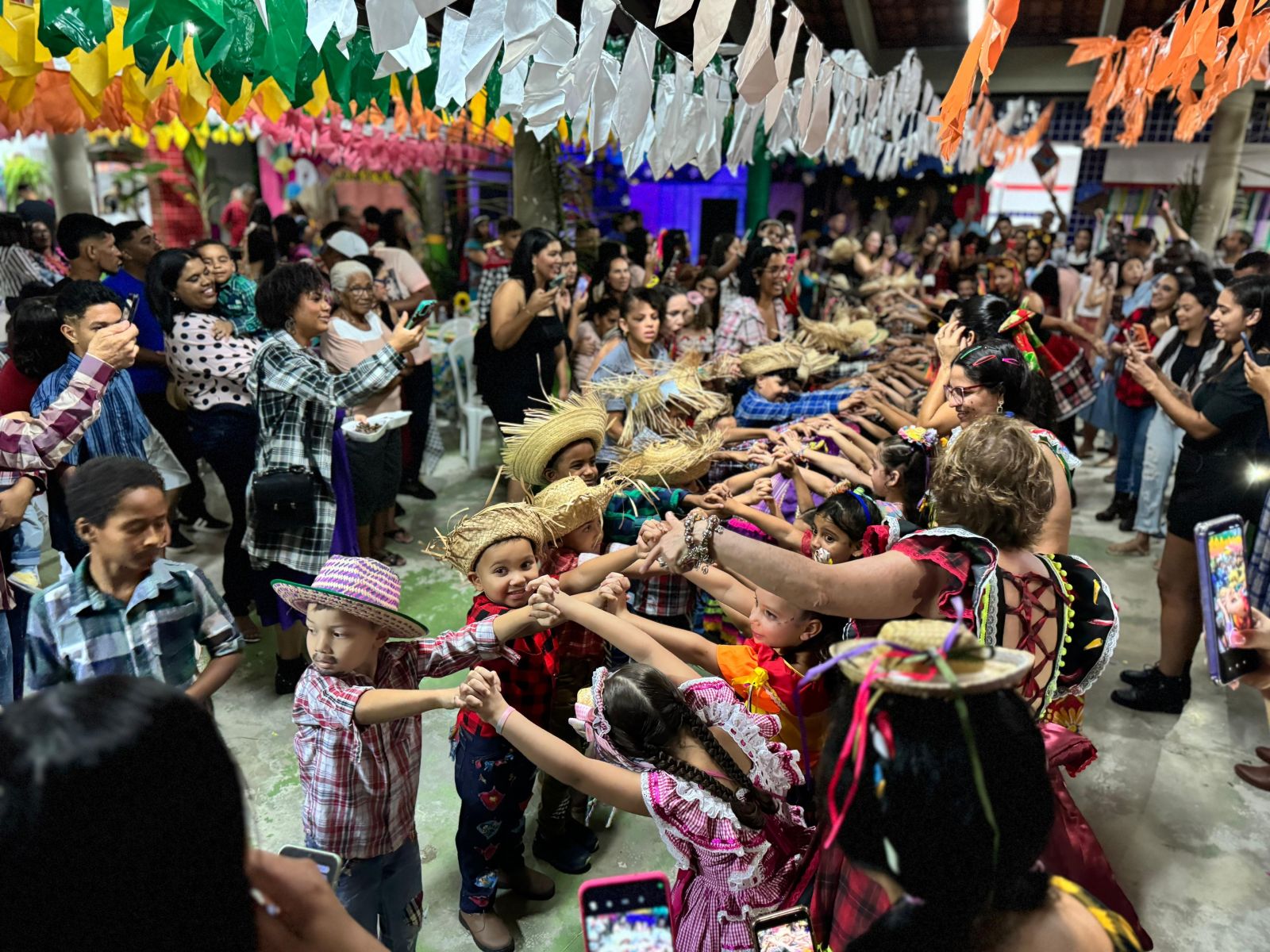 Prefeita Cordlia participa de festa junina no CEMEI Flora Sales e  recebida calorosamente - (Foto: Divulgao)