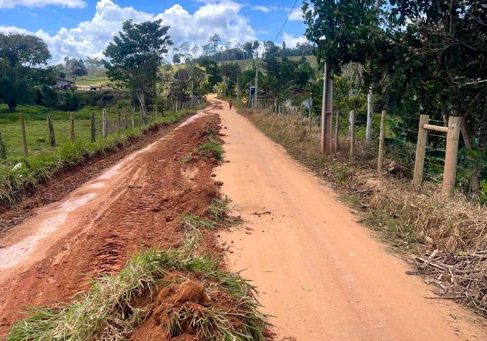 Prefeitura de Itabela recupera mais 22 km de estrada vicinal 