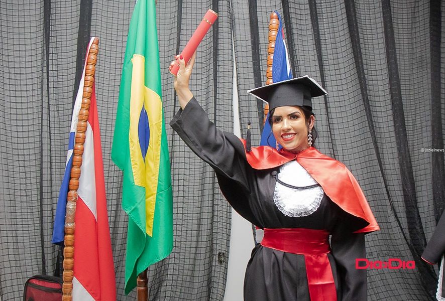 Nara Pinha, cola grau em bacharel em direito. (Foto: Joziel News/BAHIA DIA A DIA )