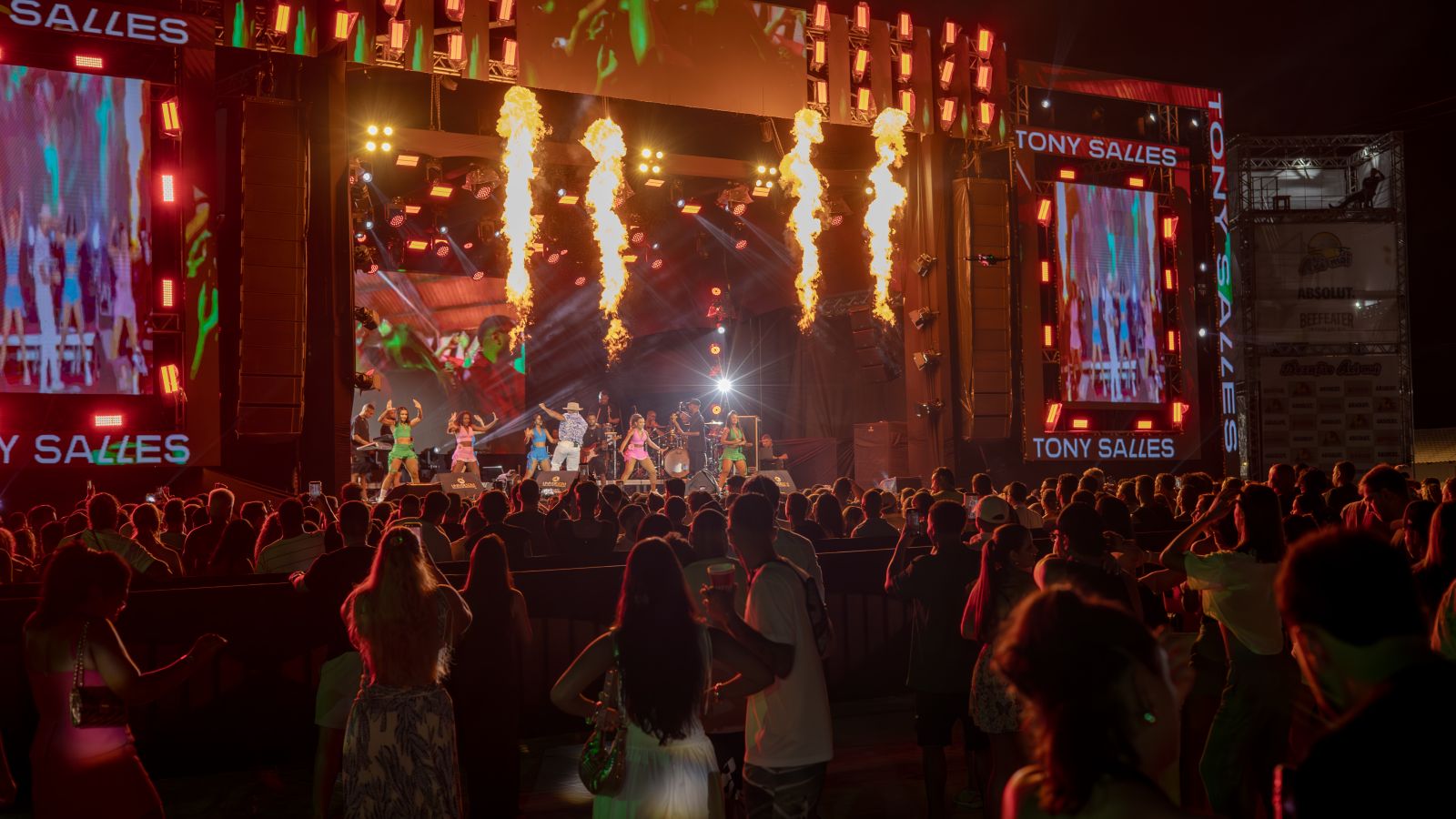 Axé e romantismo marcaram a primeira noite do Réveillon Axé Moi Axé e romantismo marcaram a primeira noite do Réveillon Axé Moi