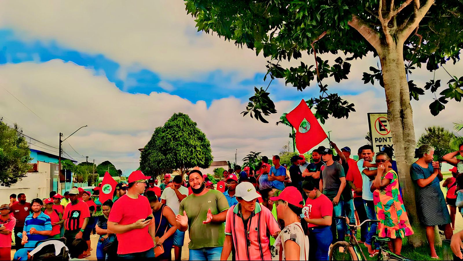 Grupo protesta contra despejo de 530 famílias de acampamento do MST em Itabela - (Foto: Divulgação)