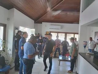 Agentes de segurana esperando por atendimento em gabinete | Foto: Divulgao