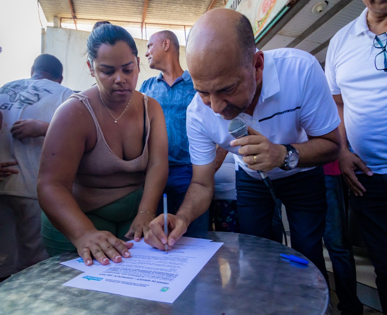 Prefeito Robério Oliveira assinou uma das mais uma importante obra para o município. (Foto: Divulgação)