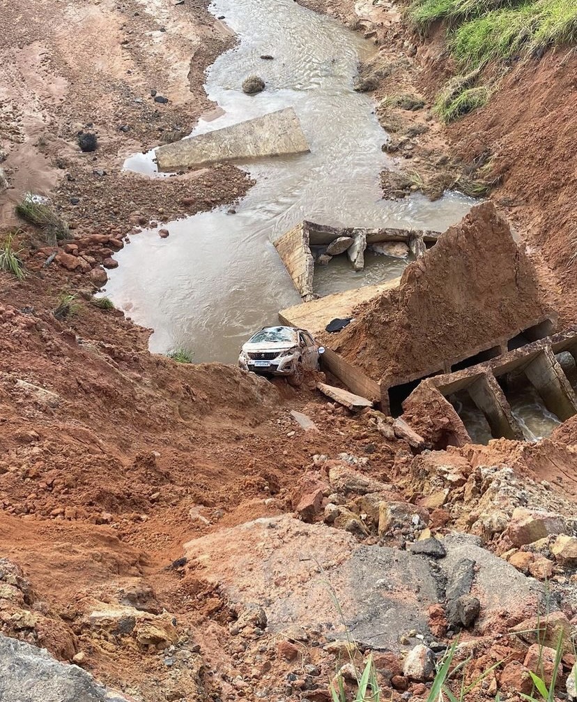 Trs pessoas saem ilesas aps carro cair em cratera na estrada de Itamaraju x Teixeira 