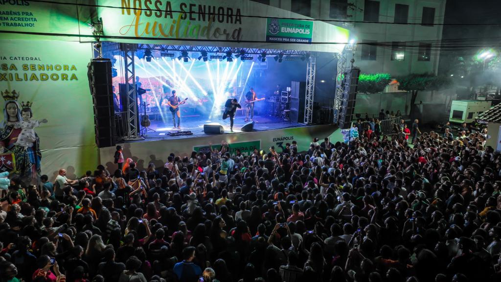 Show de Rosa de Saron atrai multidão é sucesso na festa da Padroeira em Eunapolis - (Foto: Divulgação)