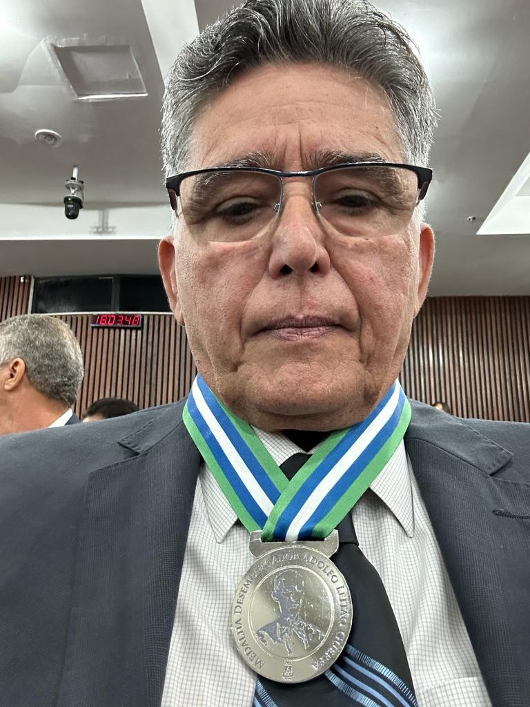 Jnio Natal recebe medalha do tribunal de justia da bahia - (Foto: Divulgao)