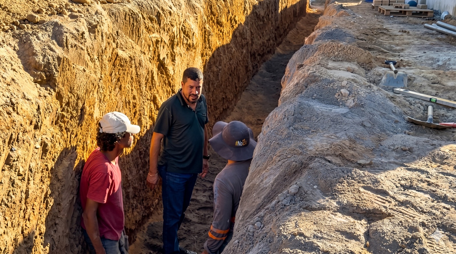 Prefeito Ricardo Flauzino acompanha obras de manilhamento e pavimenta��o na Rua Ayrton Sena