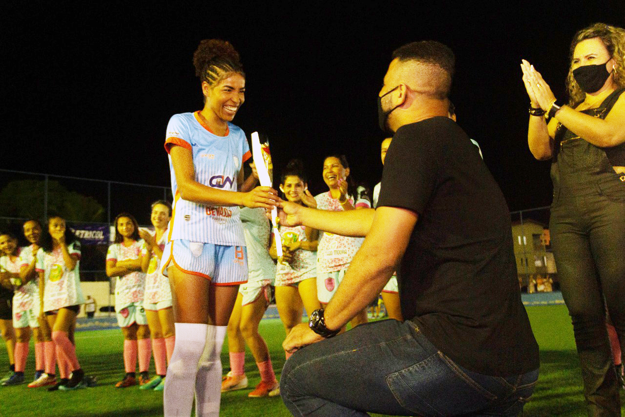 Secretrio de Esporte, Juventude, Cultura e Lazer presenteia jogadora com flor na Copa das Rosas. (Foto: Divulgao)