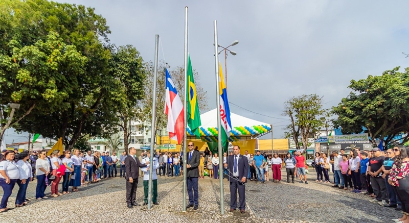 Hasteamento das bandeiras do Município aconteceu na Praça da Bandeira. (Foto: Divulgação)