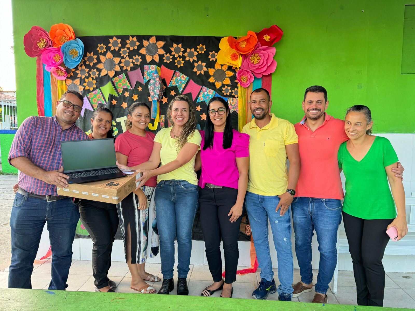 Prefeitura de Eunpolis realiza entrega de notebooks em escolas, ampliando o acesso  educao de qualidade - (Foto: Divulgao)