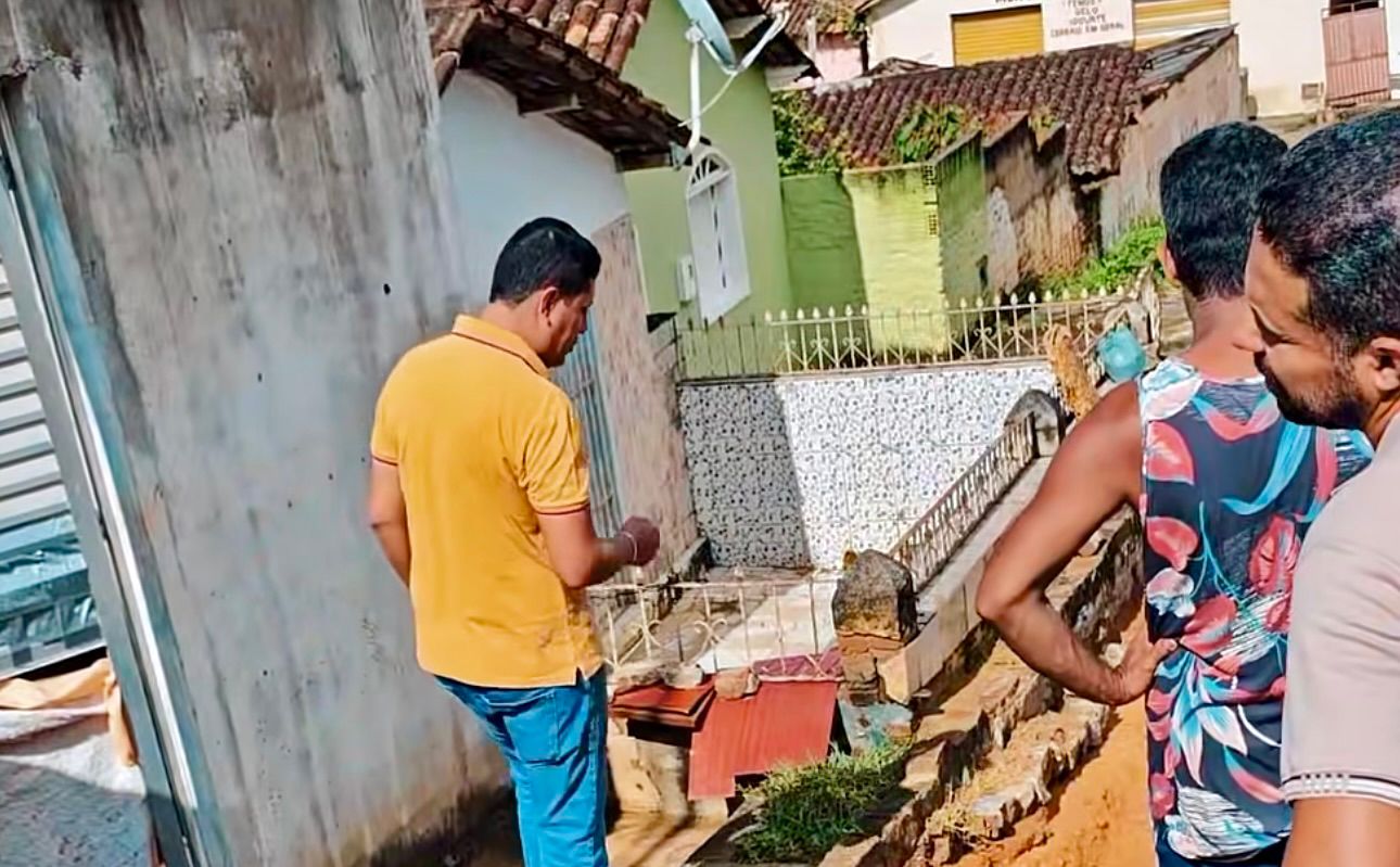 Prefeito Gandhi vistoria ruas e anuncia for�a-tarefa ap�s fortes chuvas em Guaratinga