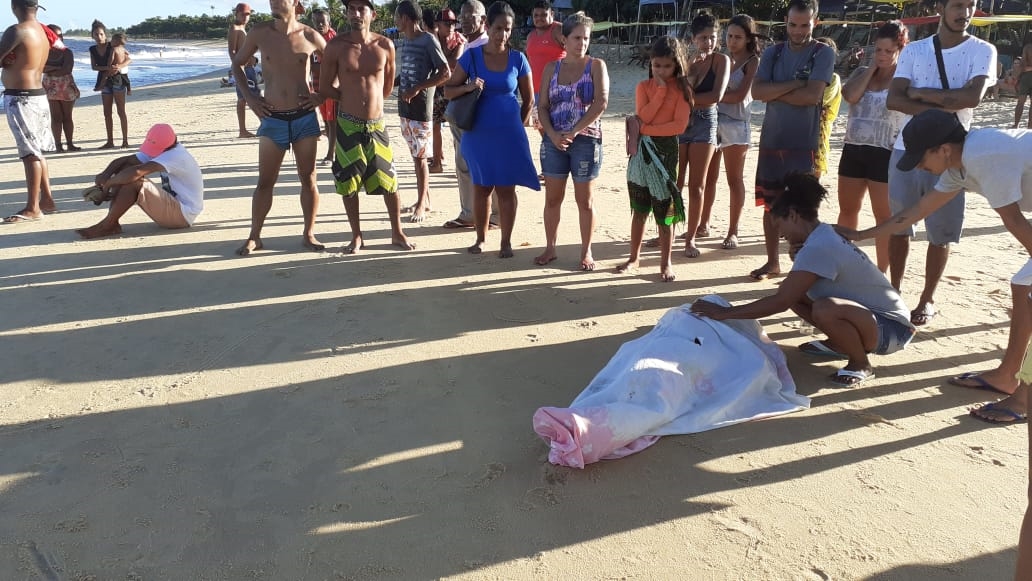 Alisson tinha 15 anos de idade e foi colocado na areia, sem vida, por banhistas. (Foto: BAHIA DIA A DIA)