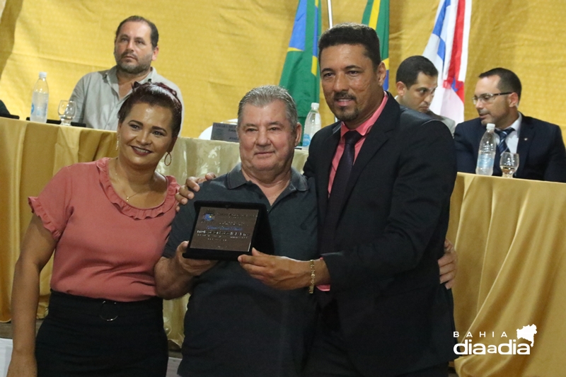 Joaldo Lima, presidente da cmara ao lado da sua esposa, Leandra, entregam ttulo de cidado Itabelense ao empresrio, Ademor Bindelli. (Foto: Alex Gonalves/BAHIA DIA A DIA)