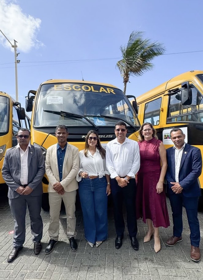 Deputada Cl�udia Oliveira viabiliza �nibus escolares para Eun�polis, Itabela e Guaratinga