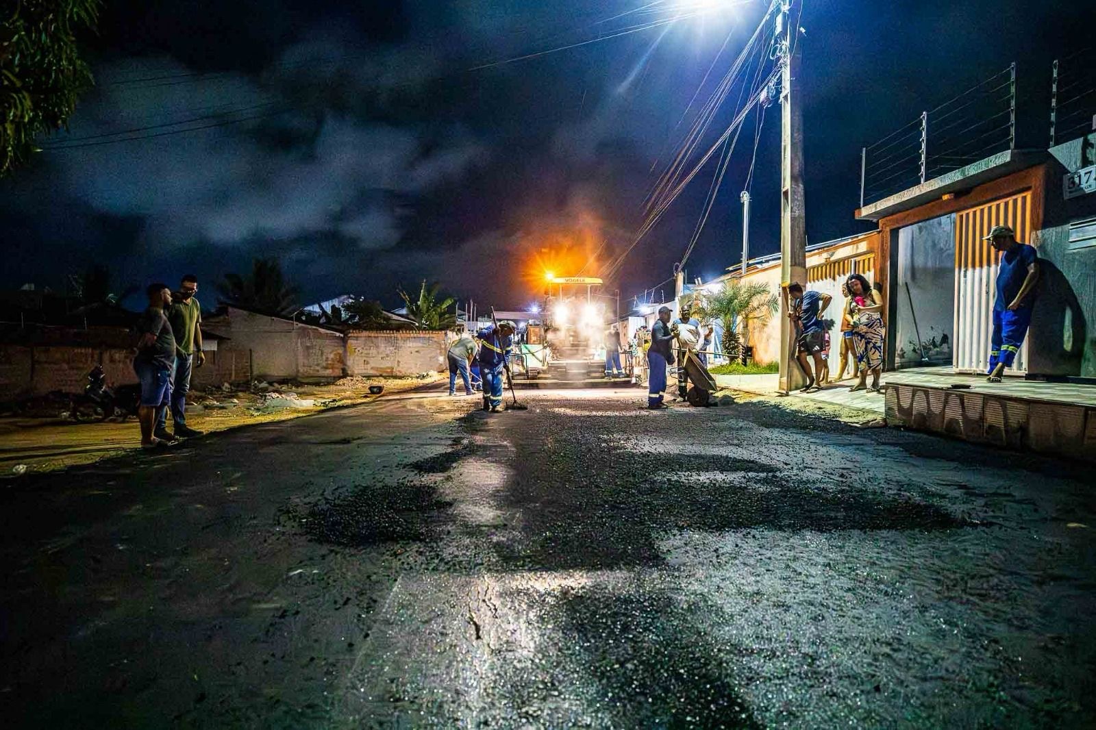 Obra da Prefeitura: moradores comemoram servi�o de drenagem e asfalto na Rua Chade, em Eun�polis