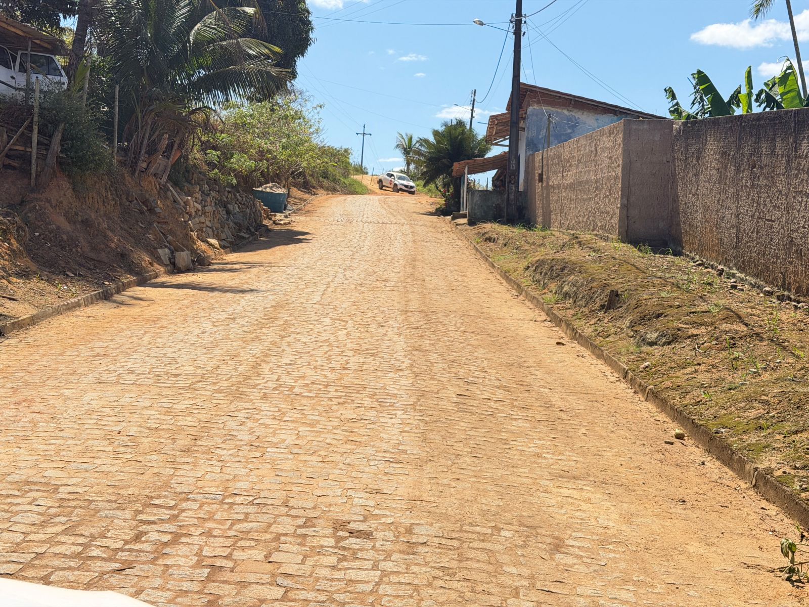 Prefeito Flauzino e vereadora Simone Sossai anunciam chegada de m�quinas para pavimenta��o de Montinho