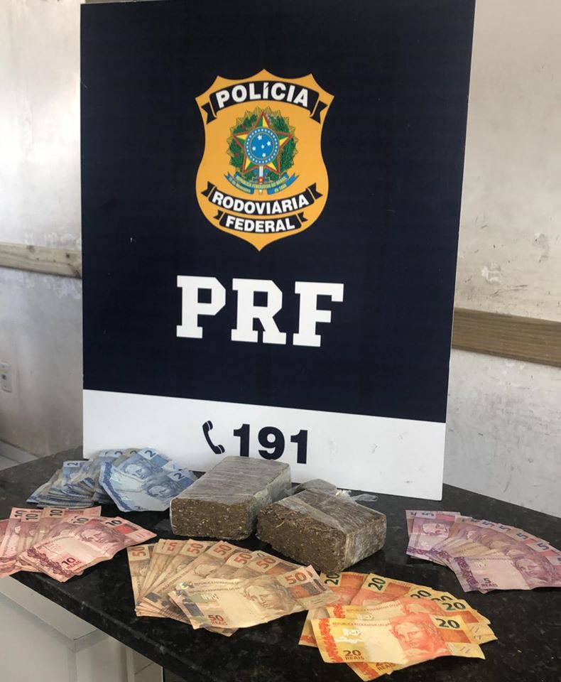 Suspeitos so presos com 1 kg de maconha e dinheiro em carro na BR-101. (Foto: Divulgao/PRF)