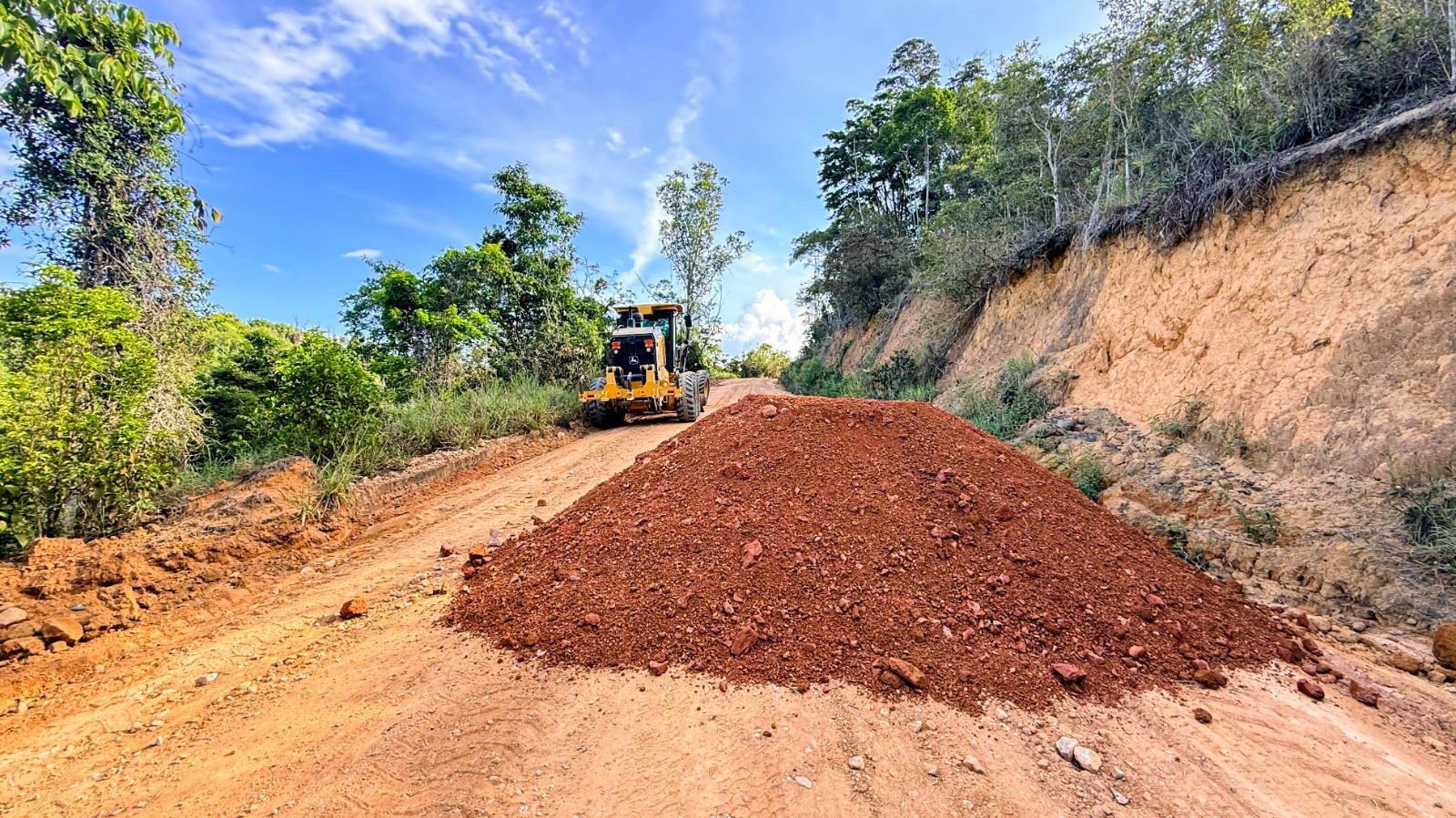 Prefeitura segue com patrolamento e cascalhamento de vias vicinais na zona rural de Itabela