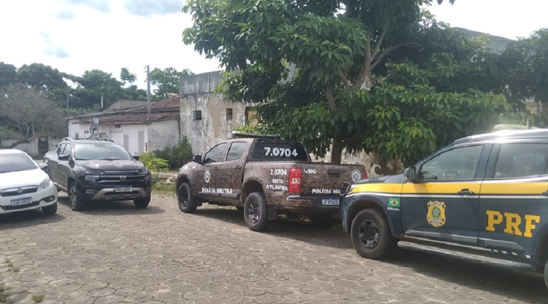 PRF e CAEMA prende dupla armada e recupera dois veículos roubados na BR 101 em Mucuri - Foto: Divulgação 