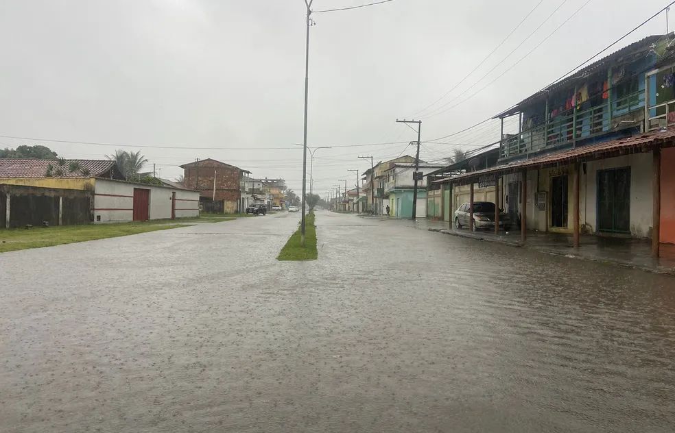 Rua de Prado alagada por causa da chuva neste domingo (13) — Foto: Divulgação