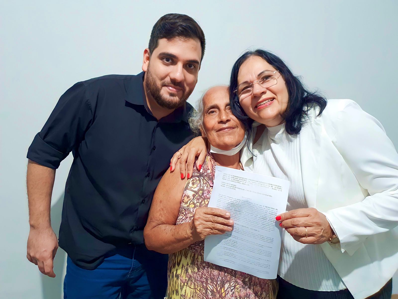 Prefeita participa de ato de assinaturas de termos de compromisso com comerciantes dos boxes do mercado municipal - (Foto: Divulgação)