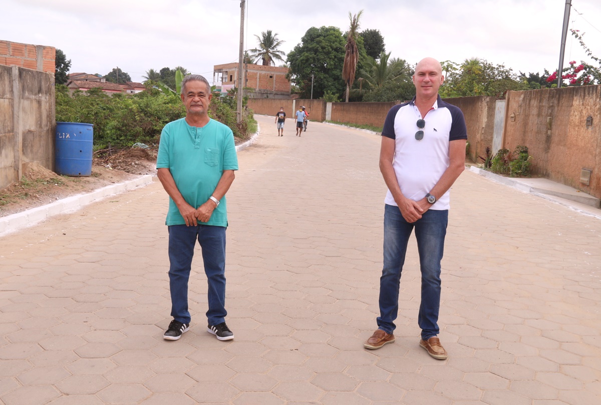Prefeito Luciano Francisqueto e o vice Gedalvo Matos entregam a pavimentao da Rua Carlos Drummond, no bairro Ouro Verde. (Foto: Divulgao)