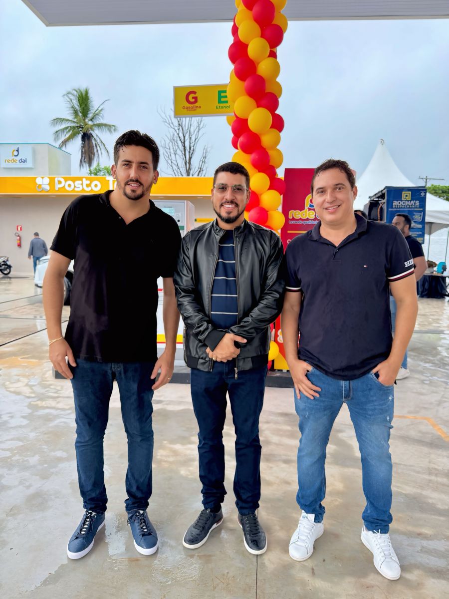 Prefeito de Itabela, Ricardo Flauzino, ao lado dos scios empreendedores, Diego Rosa e Leandro Brito. (Foto: Alex Gonalves)